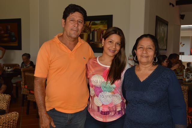 Pedro Barón, Jennifer Barón y Judiz Ipúz de Barón.